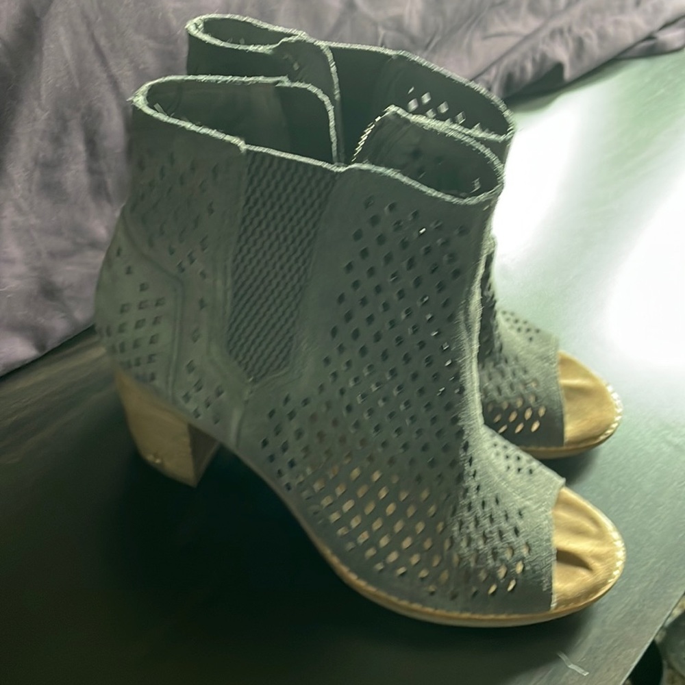 Women’s TOMS